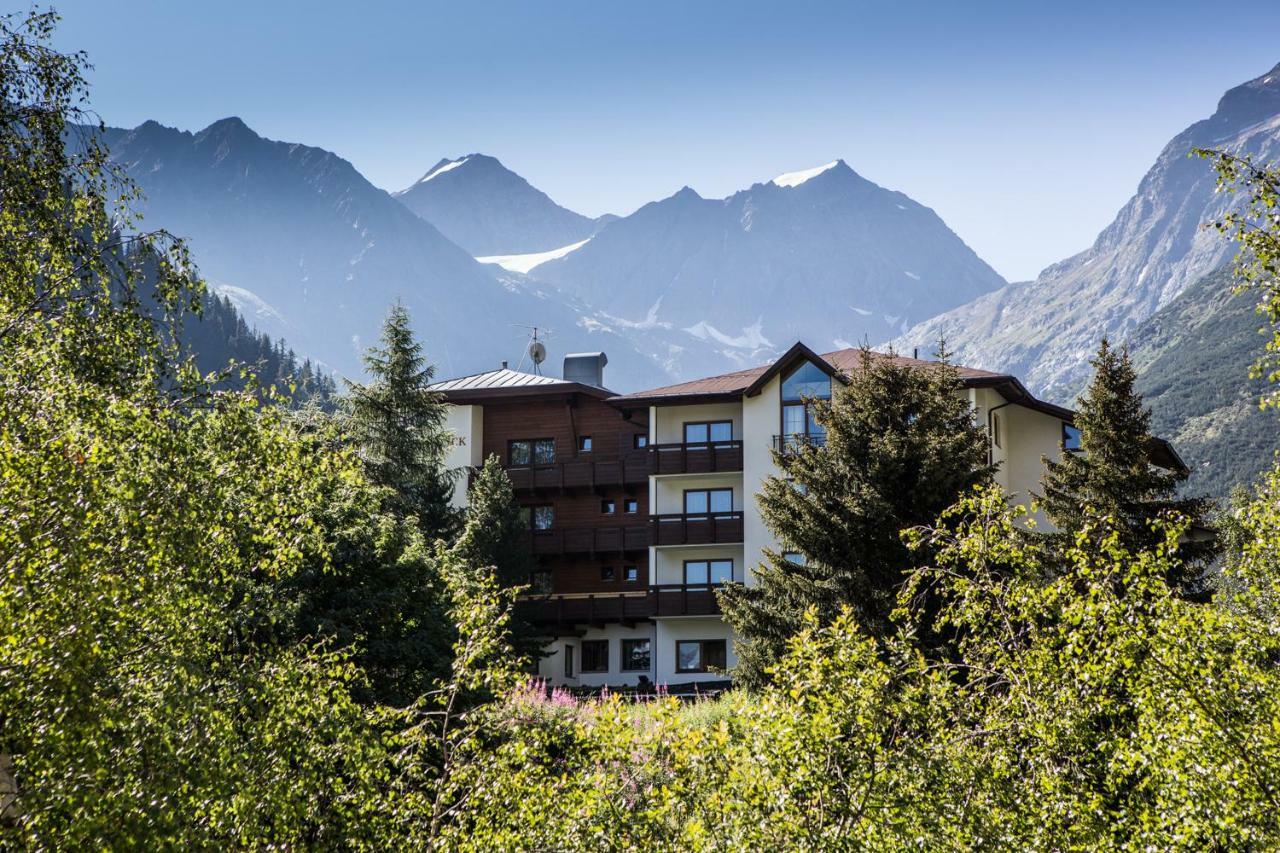 Hotel Gletscherblick Sankt Leonhard im Pitztal Bagian luar foto
